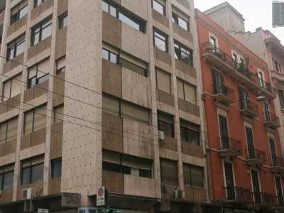 Foto 2. Percorriamo  via Piccinni e ad angolo con via Argiro eccoci di fronte a un inespressivo immobile di cemento armato beige e marrone chiaro che trova l�ardire di ergersi proprio accanto a una vivace e antica palazzina arancione con persiane verdi 